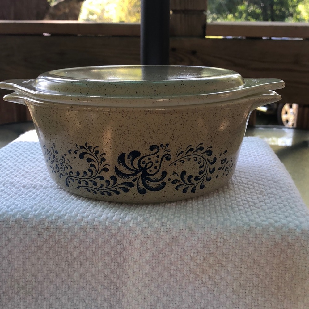 Pyrex Casserole “Homestead Pattern” 1 1/2 Pint with Lid
